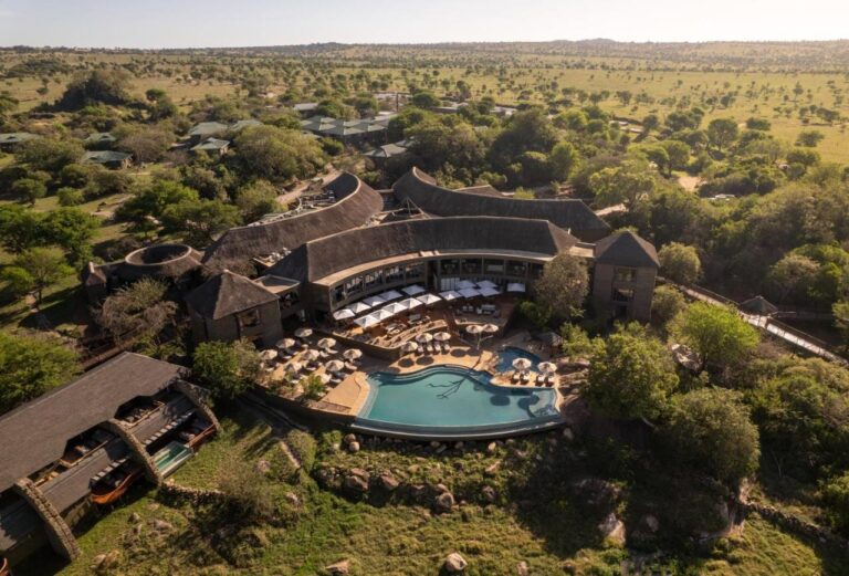 Four Seasons Safari Lodge Serengeti z ptačí perspektivy, s infinity bazénem uprostřed zalesněné savany