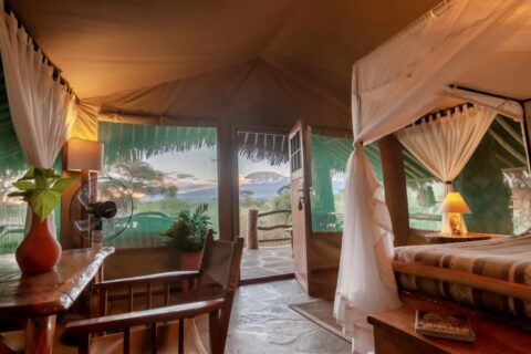 Stan Kibo Safari Camp otevřený na terasu, v dálce Kilimandžáro za soumraku