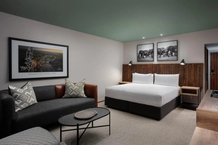 Pokoj Deluxe s velkou postelí a pohovkou v Kruger Gate Hotel