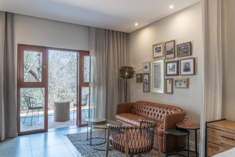 Obývací část pokoje otevřená na balkon
