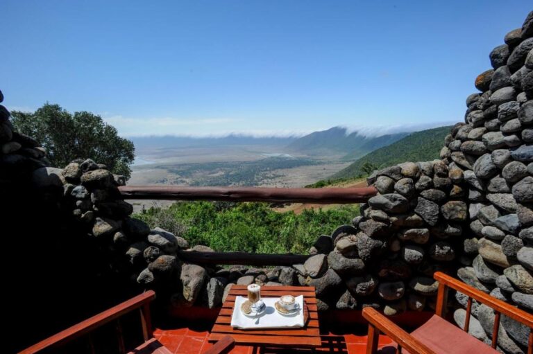 Dvě kávy na balkonu Ngorongoro Serena Safari Lodge mezi kamennými zdmi, nad kráterem