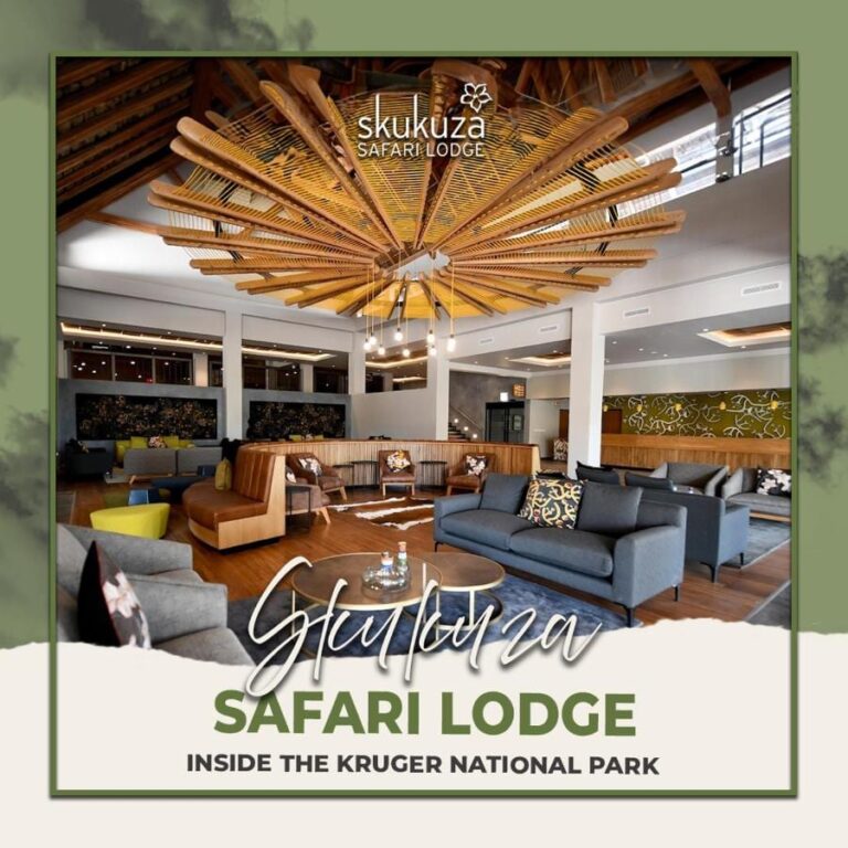 Salonek v hale Skukuza Safari Lodge pod stropem z dřevěných lamel do hvězdy, s názvem lodge přes snímek