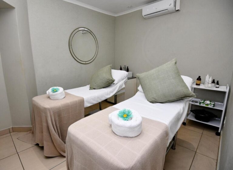Procedurní místnost spa se dvěma masážními stoly