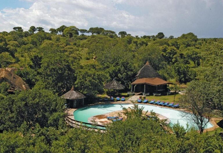 Bazén lodge uprostřed buše národního parku Tarangire, zastíněný stromy
